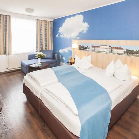 Hotel Blauer Karpfen Oberschleißheim Exteriör bild