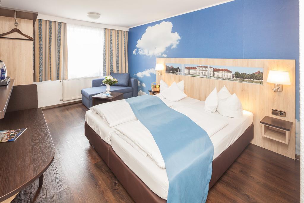 Hotel Blauer Karpfen Oberschleißheim Exteriör bild