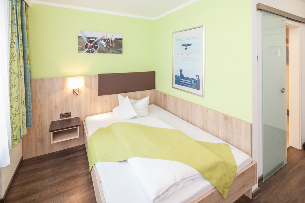 Hotel Blauer Karpfen Oberschleißheim Exteriör bild