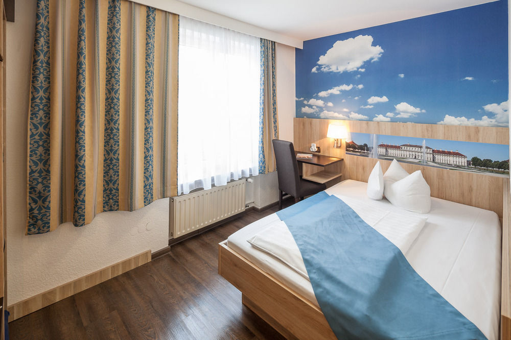 Hotel Blauer Karpfen Oberschleißheim Exteriör bild
