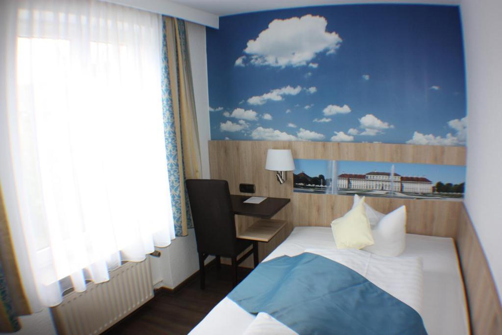 Hotel Blauer Karpfen Oberschleißheim Exteriör bild