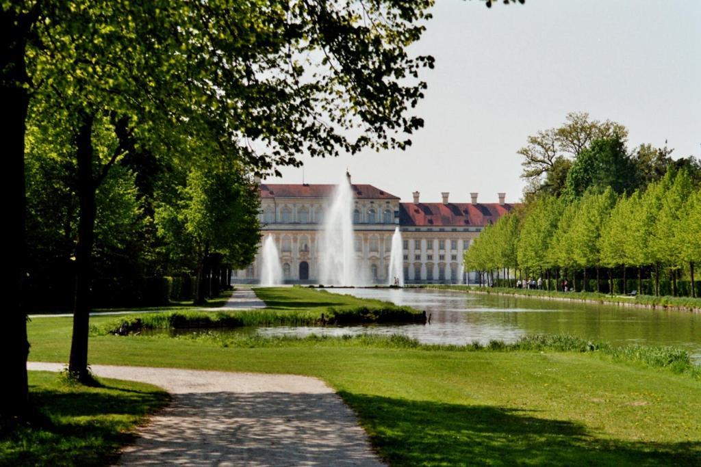 Hotel Blauer Karpfen Oberschleißheim Exteriör bild