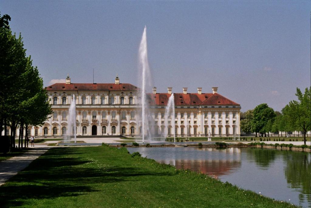 Hotel Blauer Karpfen Oberschleißheim Exteriör bild