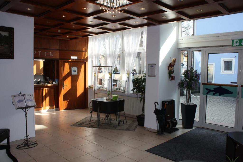Hotel Blauer Karpfen Oberschleißheim Exteriör bild